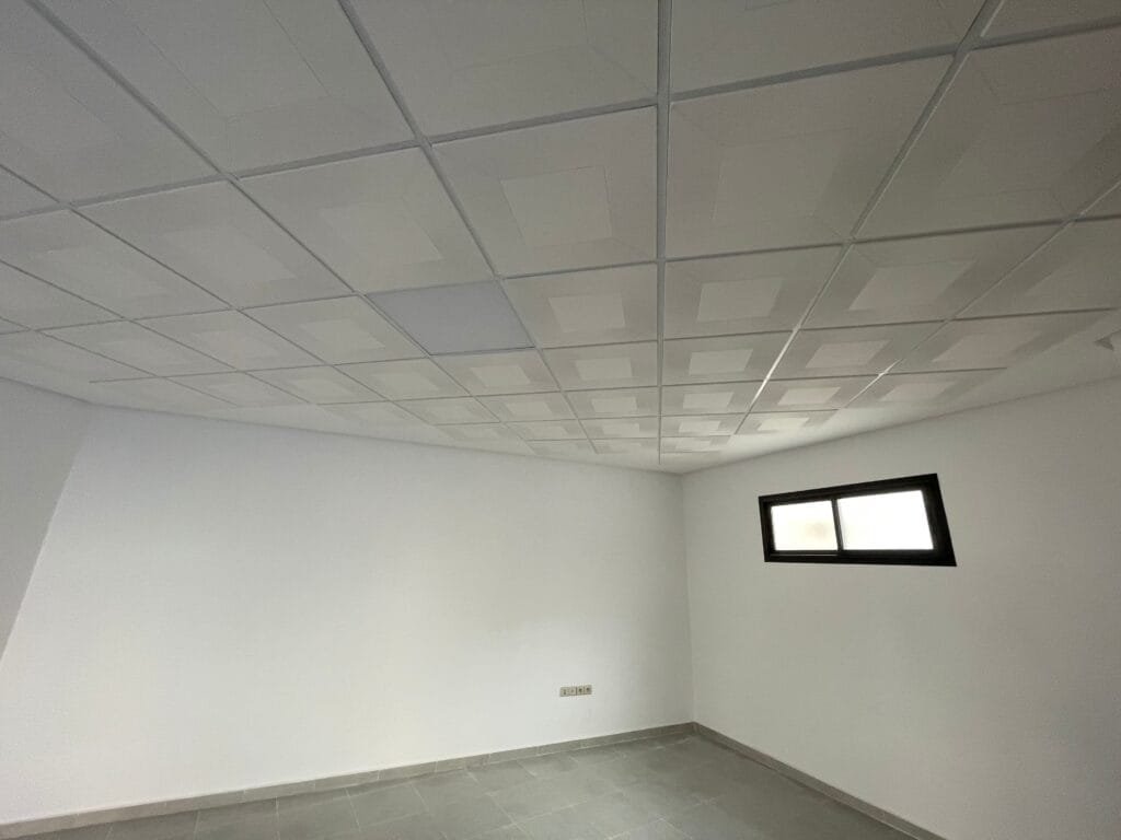 faux plafond suspendu Armstrong au Maroc