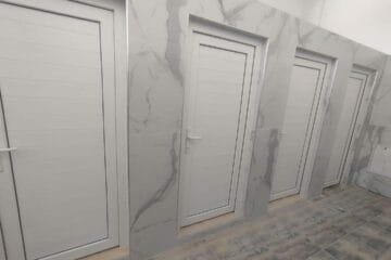 Installation des portes en PVC pour salles de bain au Maroc