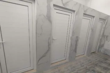 Installation des portes en PVC pour salles de bain au Maroc