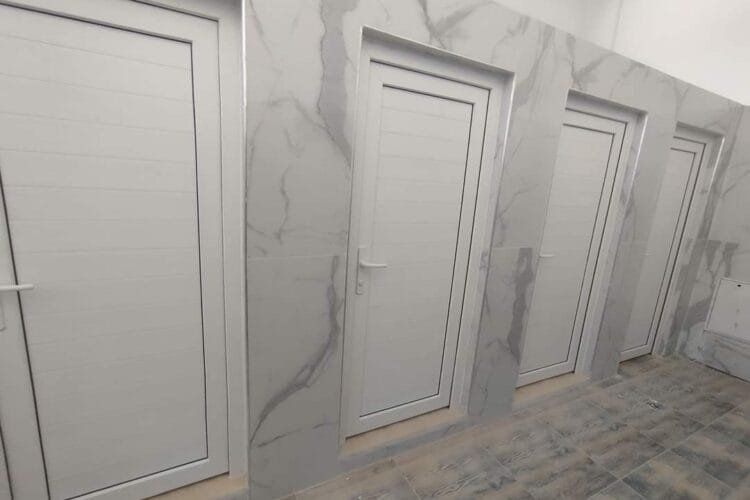 Installation des portes en PVC pour salles de bain au Maroc