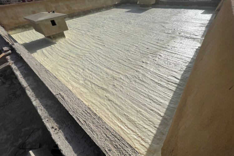 Isolation des sols au Maroc par mousse projetée