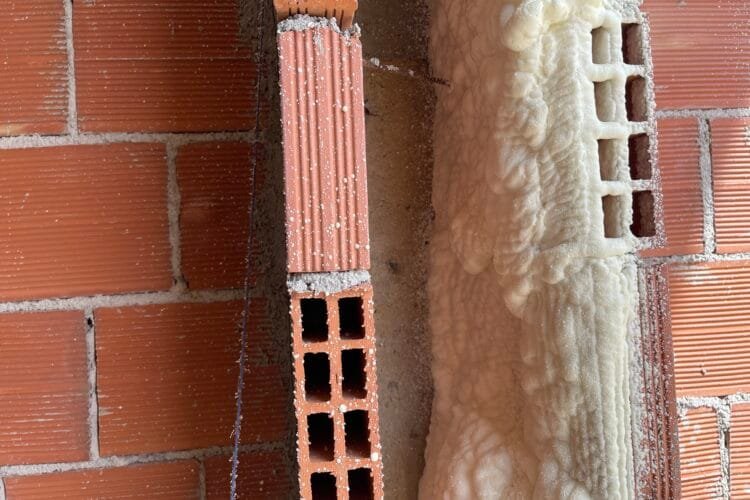 Mousse polyuréthane : l’isolation qui change tout pour votre maison au Maroc
