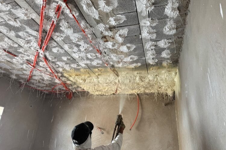 Isolation avec mousse polyuréthane : une solution performante pour votre maison