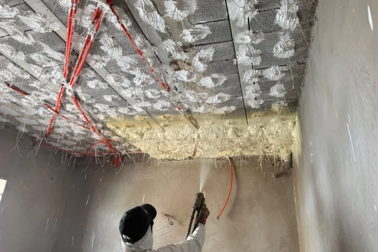 Isolation avec mousse polyuréthane : une solution performante pour votre maison