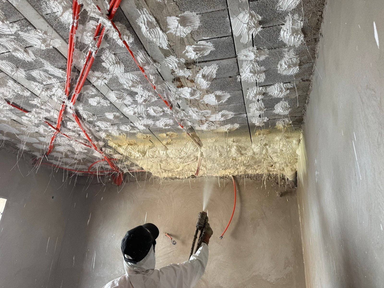 Isolation avec mousse polyuréthane : une solution performante pour votre maison